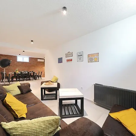 Vesela Villa *